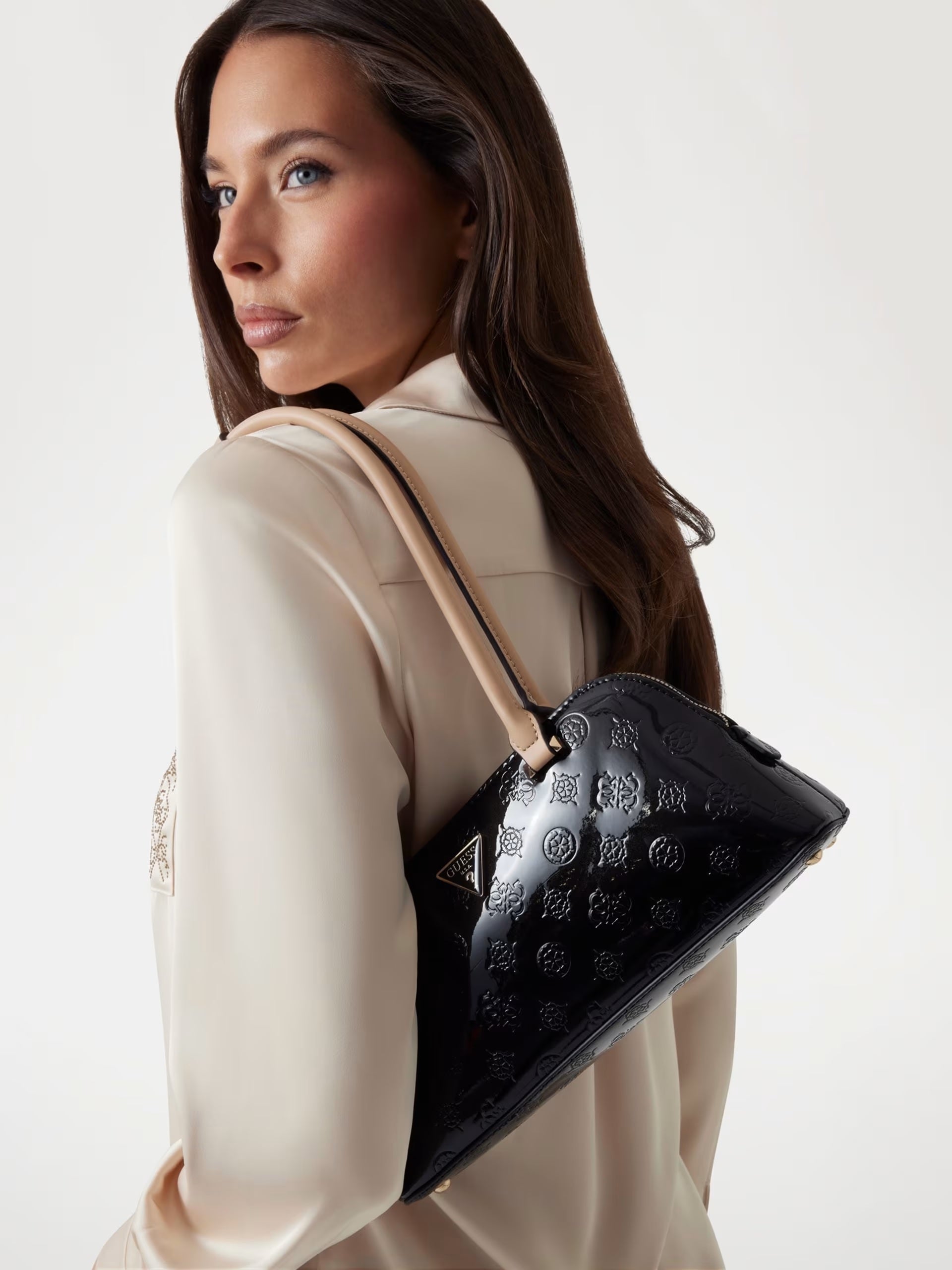 Borsa a spalla Guess "Arnela 4G Logo Peony" nera con manici beige 