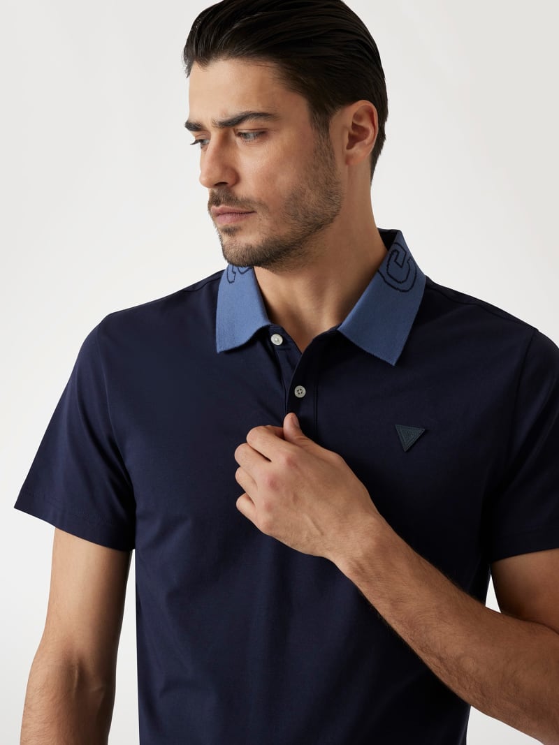Polo "Core Triangle" blu scuro con Colletto a Contrasto e Logo Ricamato 