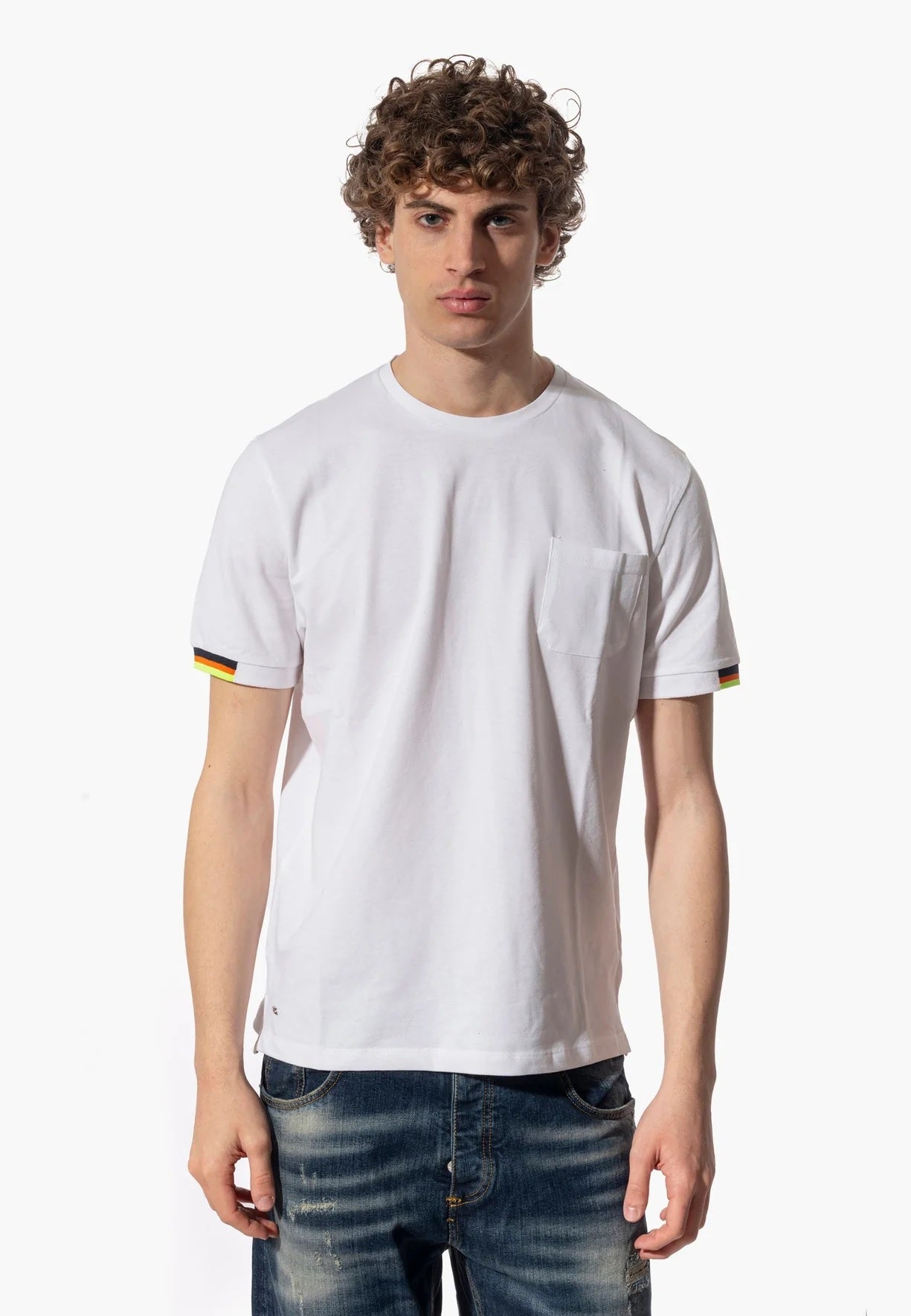 t.shirt bianca con taschino con dettagli a contrasto 
