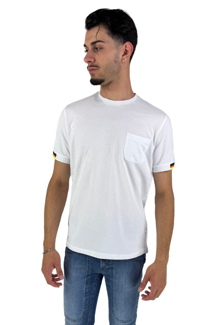 t.shirt bianca con taschino con dettagli a contrasto 