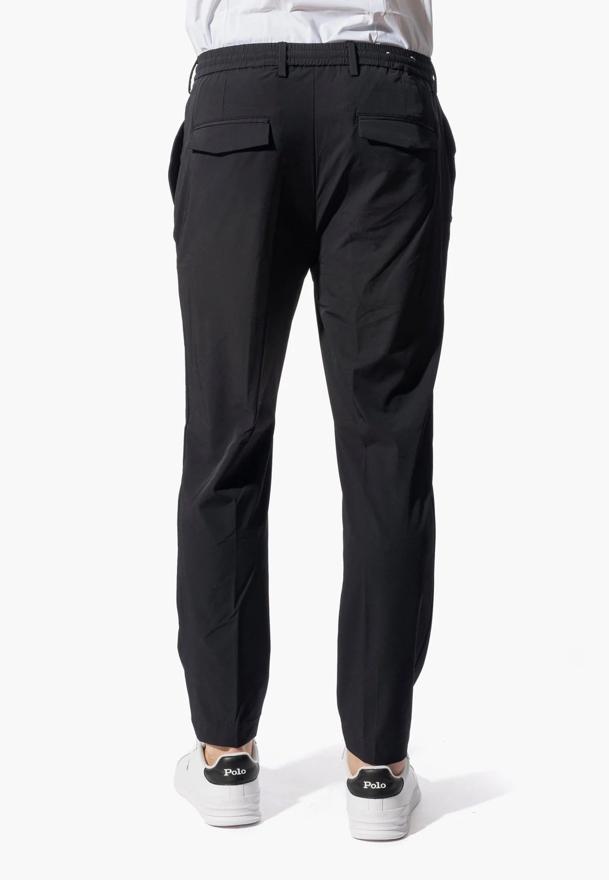 Pantalone TECH-UB nero con vita elasticizzata e coulisse nascosta 