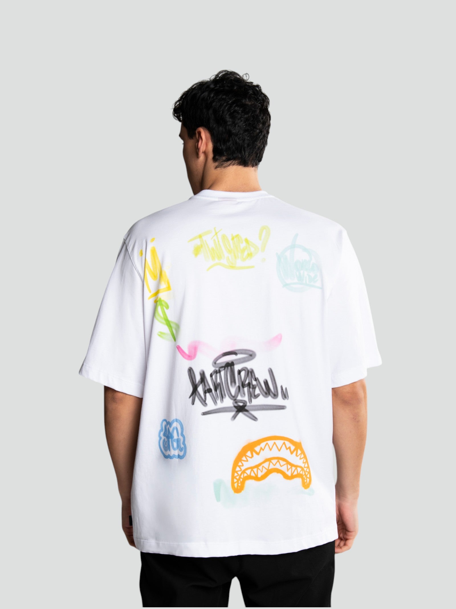 T-shirt "Spray Tag" Bianca con Stampa Spray Rosa Over Fit 