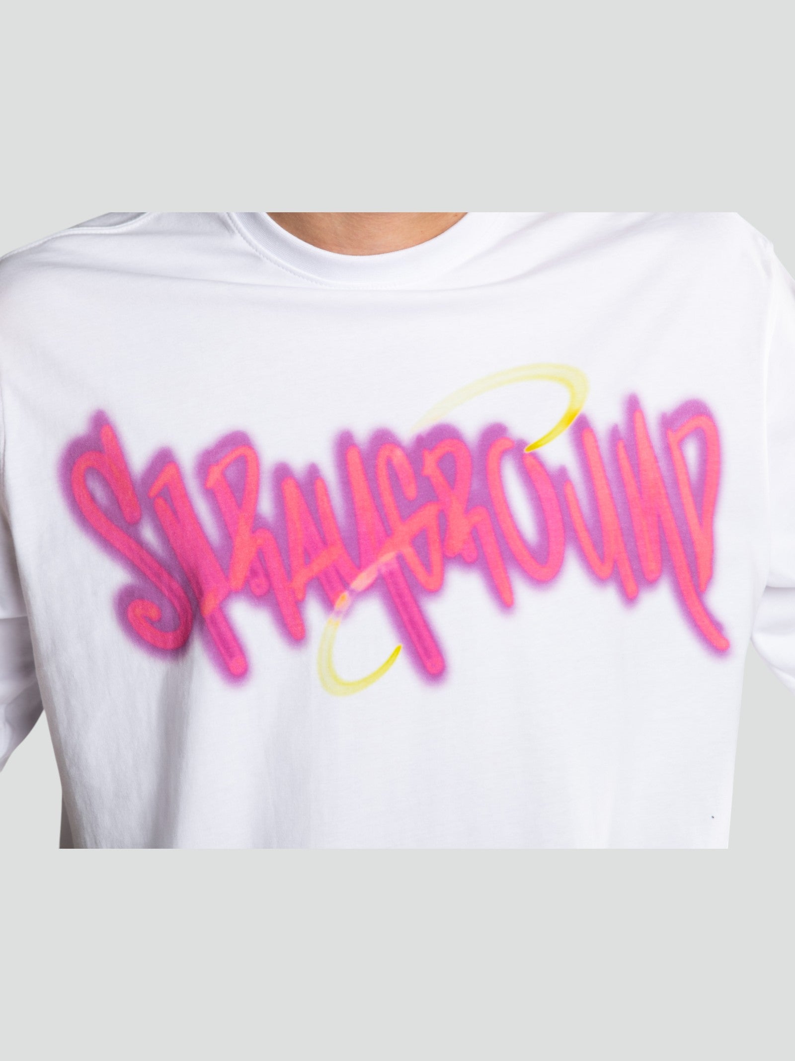 T-shirt "Spray Tag" Bianca con Stampa Spray Rosa Over Fit 