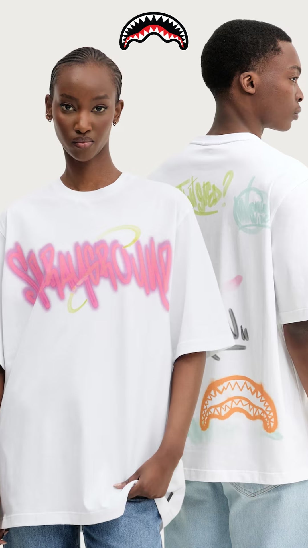 T-shirt "Spray Tag" Bianca con Stampa Spray Rosa Over Fit 