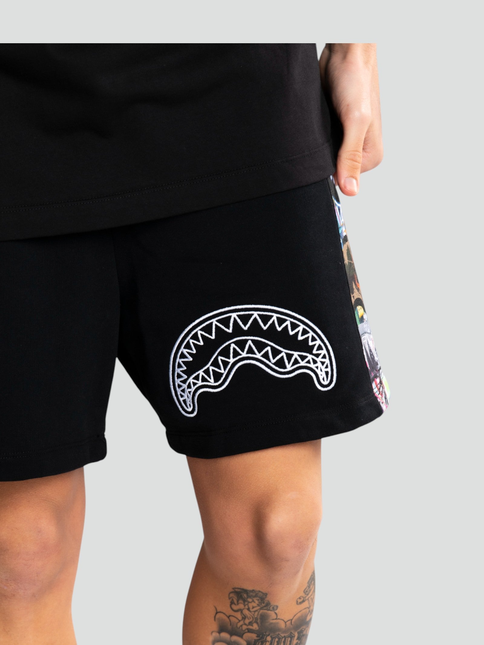 Shorts "All The Shark" Neri con Inserti Multicolor e Ricamo Logo 