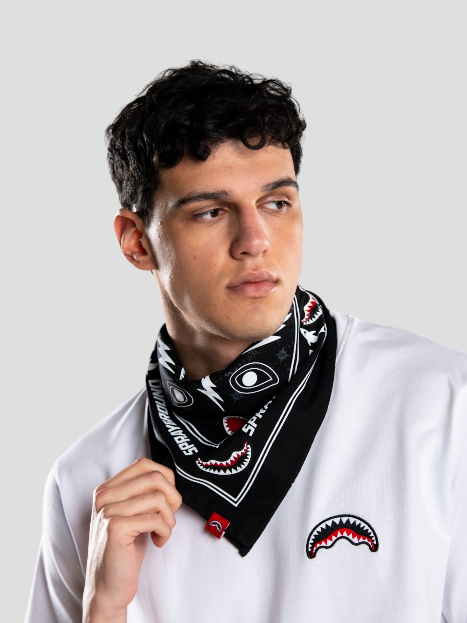 T-shirt "Black Bandana" Bianca con Bandana Stampata 