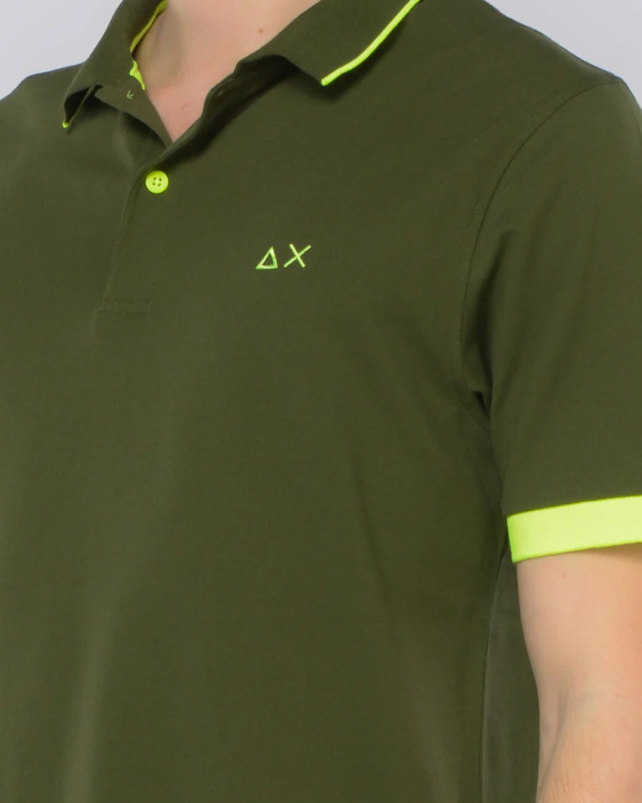 Polo Bambino Verde con Profili Fluo e Logo a Contrasto 