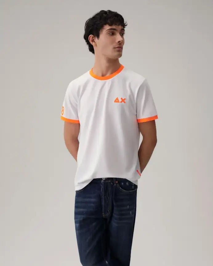 T-shirt bianca da uomo con dettagli arancio fluo e logo a contrasto 