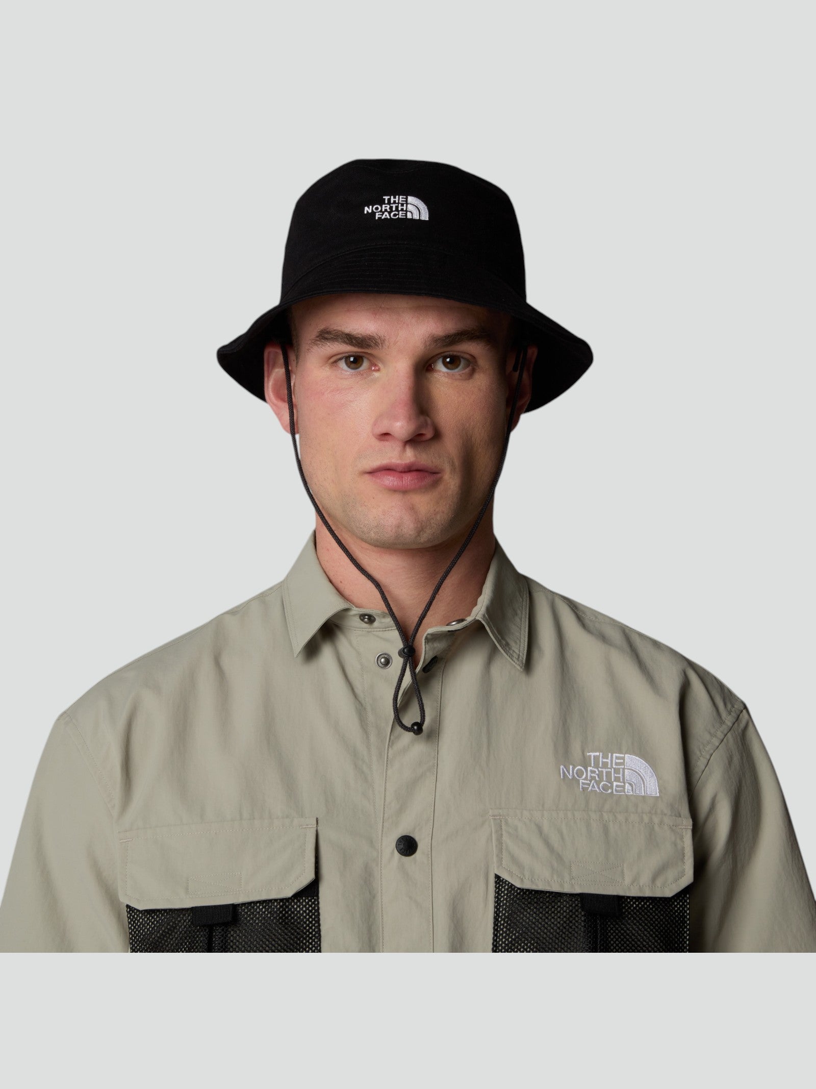 Cappello con tesa "Horizon Breeze" Nero con Logo  bianco 