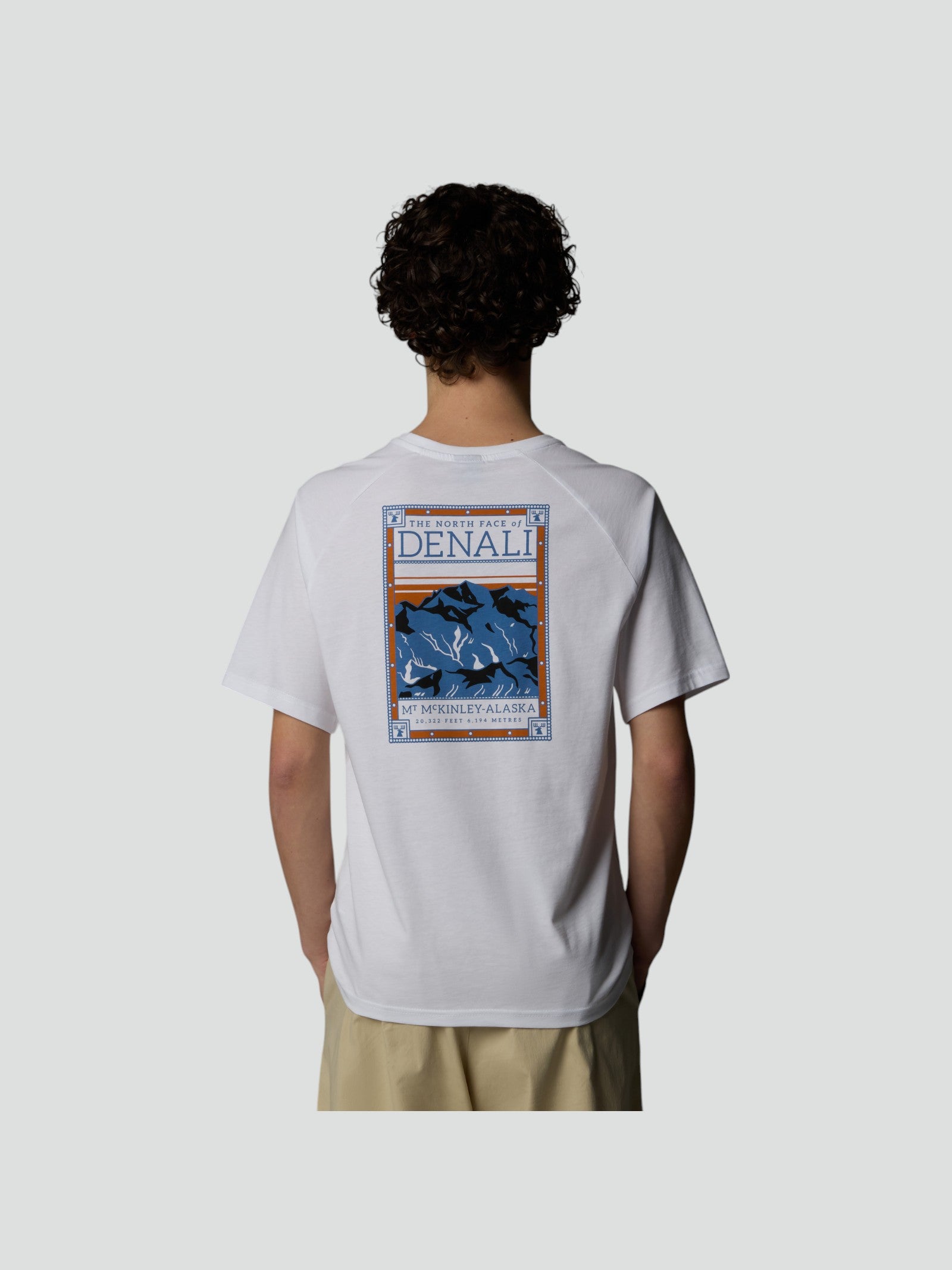 T-shirt Uomo Bianca con Grafica "Denali" Retro 