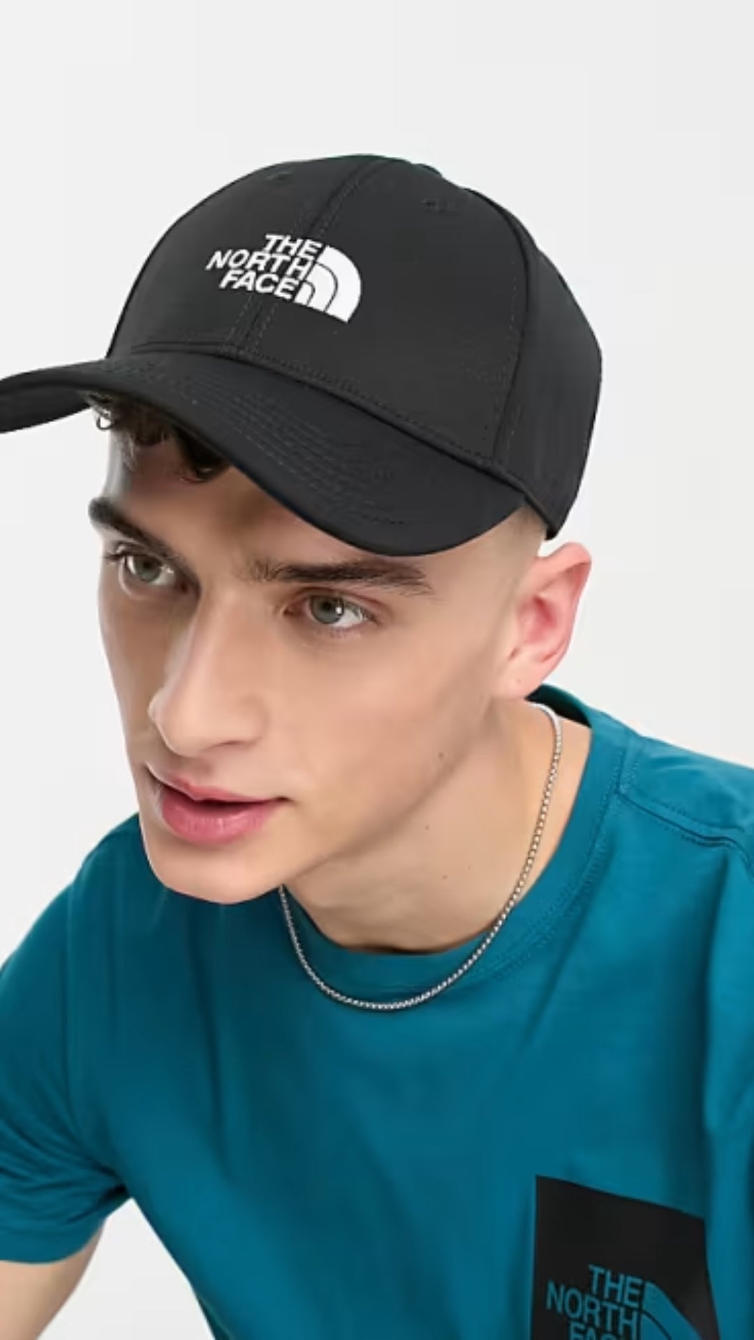 Cappellino nero "The North Face" con Logo bianco Ricamato 