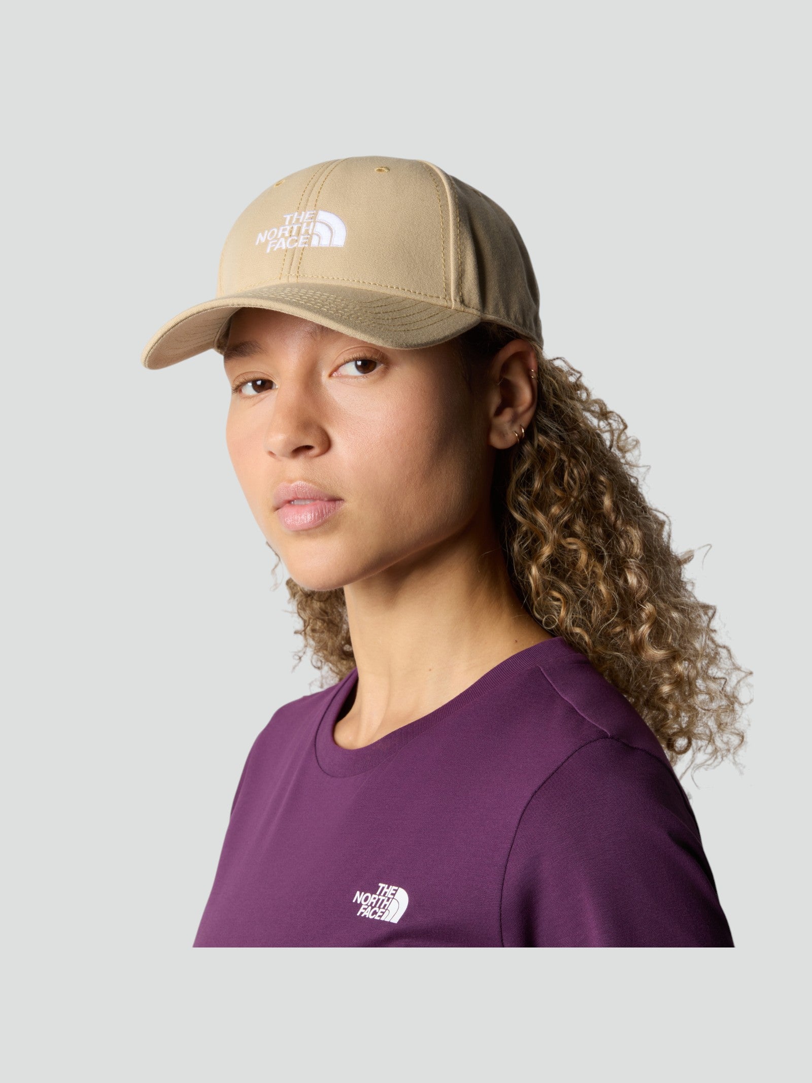 Cappellino beige "The North Face" con Logo Ricamato bianco 